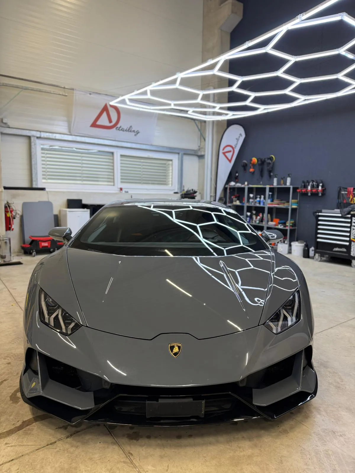 Lamborghini Huracán nach Lackpolitur und Fahrzeugaufbereitung bei A Detailing in Linz
