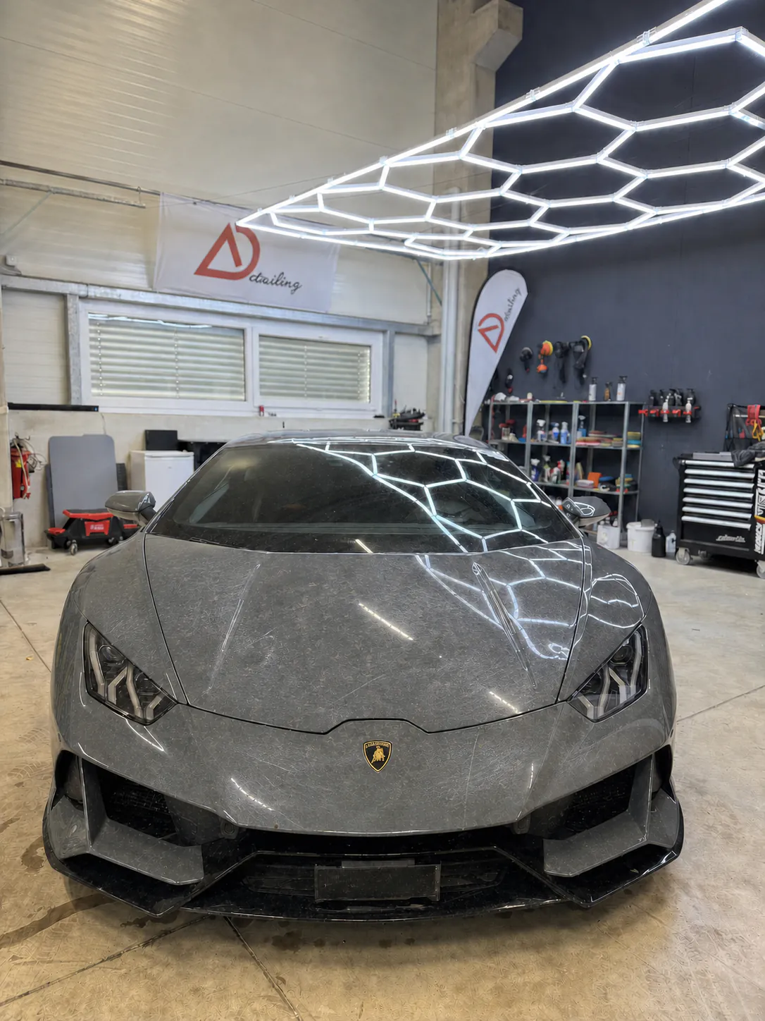 Lamborghini Huracán vor der Lackpolitur mit Schmutz, Swirls und sichtbaren Kratzern